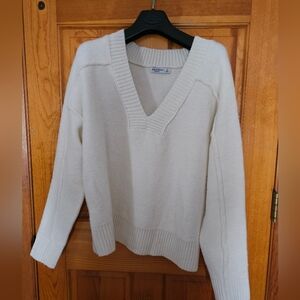 NWT Arizona Jean Company Women's Soft White V-Neck Sweater